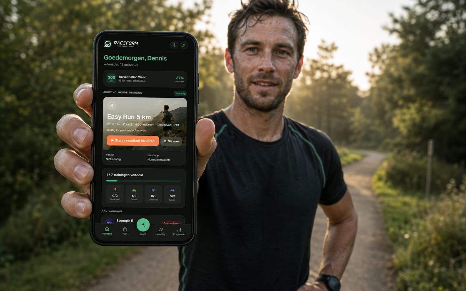 Raceform op een telefoon, in de hand op een bospad bij zonsopkomst